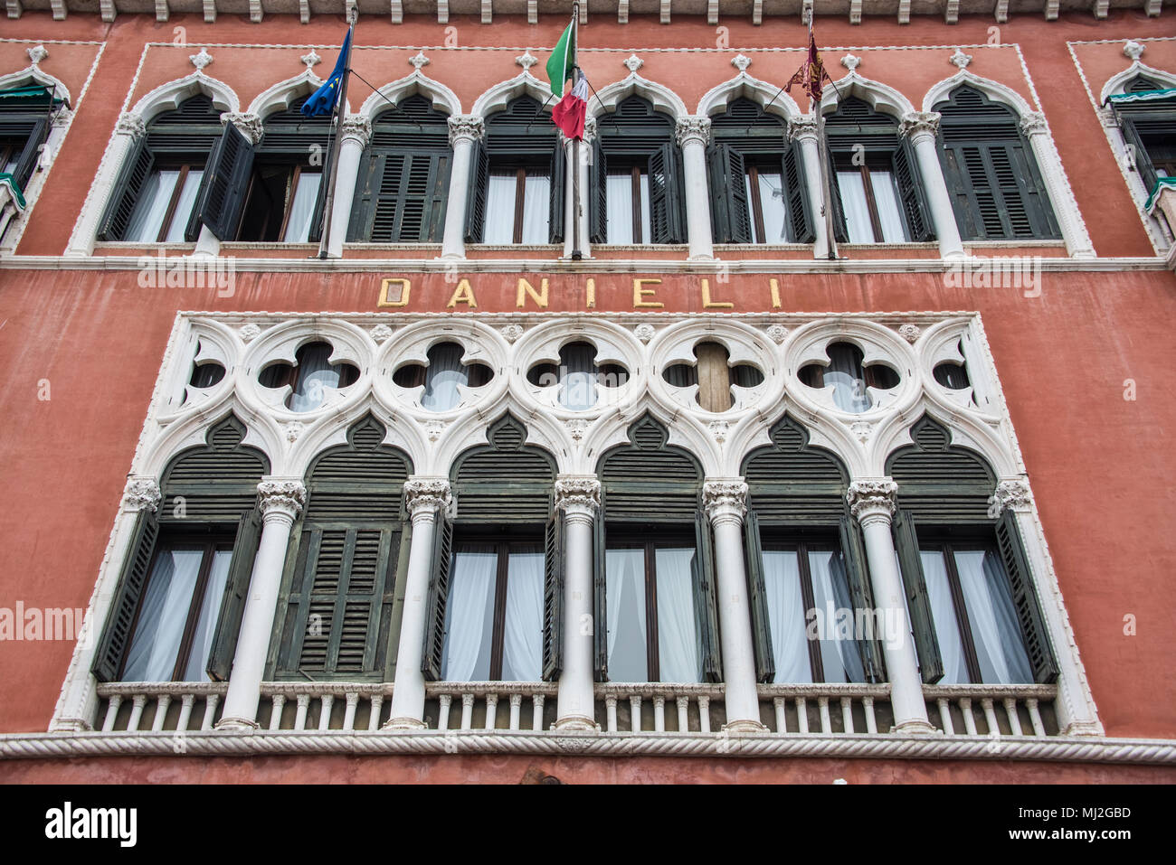 Les fenêtres supérieures de la façade de l'hôtel Danieli, Venise Banque D'Images