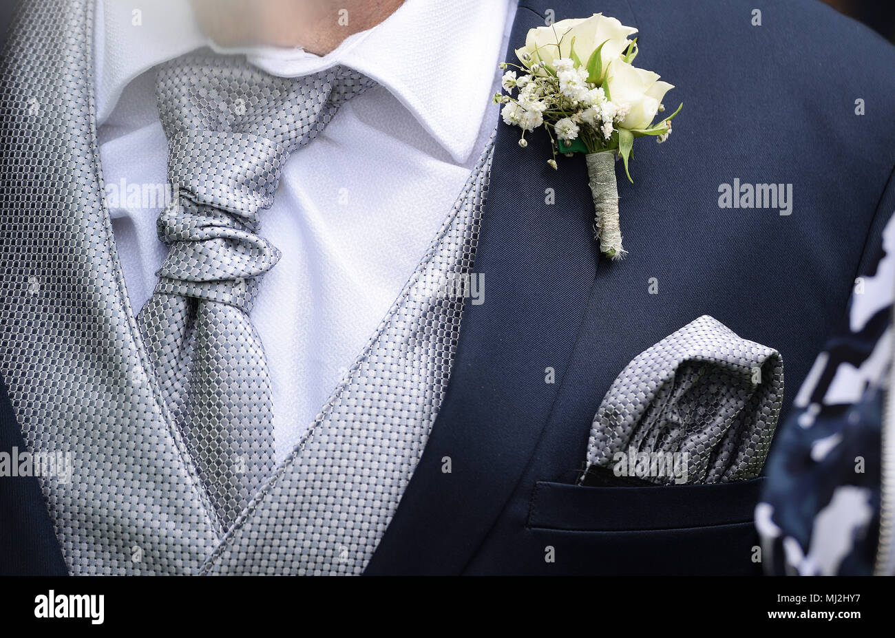 Homme portant un élégant costume avec cravate en soie, foulard et détail  Photo Stock - Alamy
