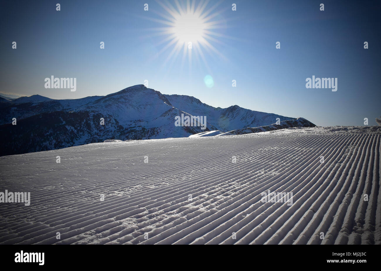 Dans station de ski pistes ensoleillées Banque D'Images