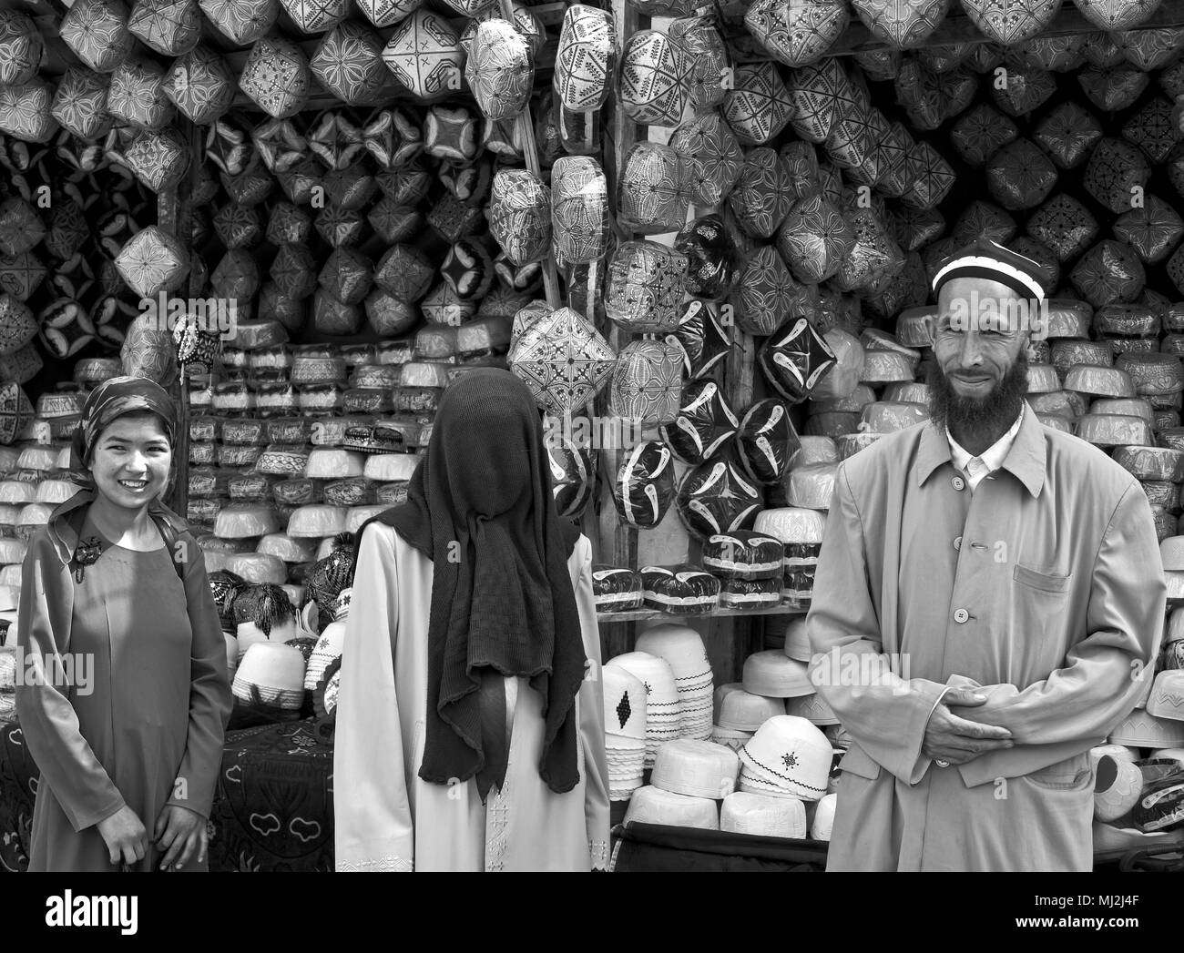 Une famille visitant un bazar dans Yarken, ville au sud du désert du Taklamakan. La province du Xinjiang, à l'ouest de la Chine. Banque D'Images