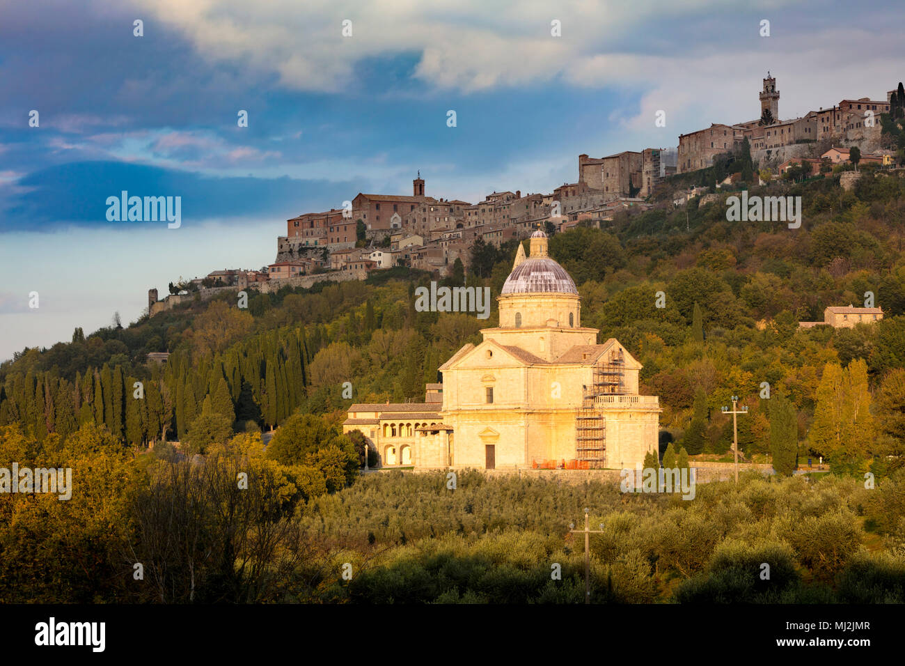 La lumière du soleil du soir sur Madonna di San Biagio juste en dessous de la ville médiévale de Montepulciano, Toscane, Italie Banque D'Images