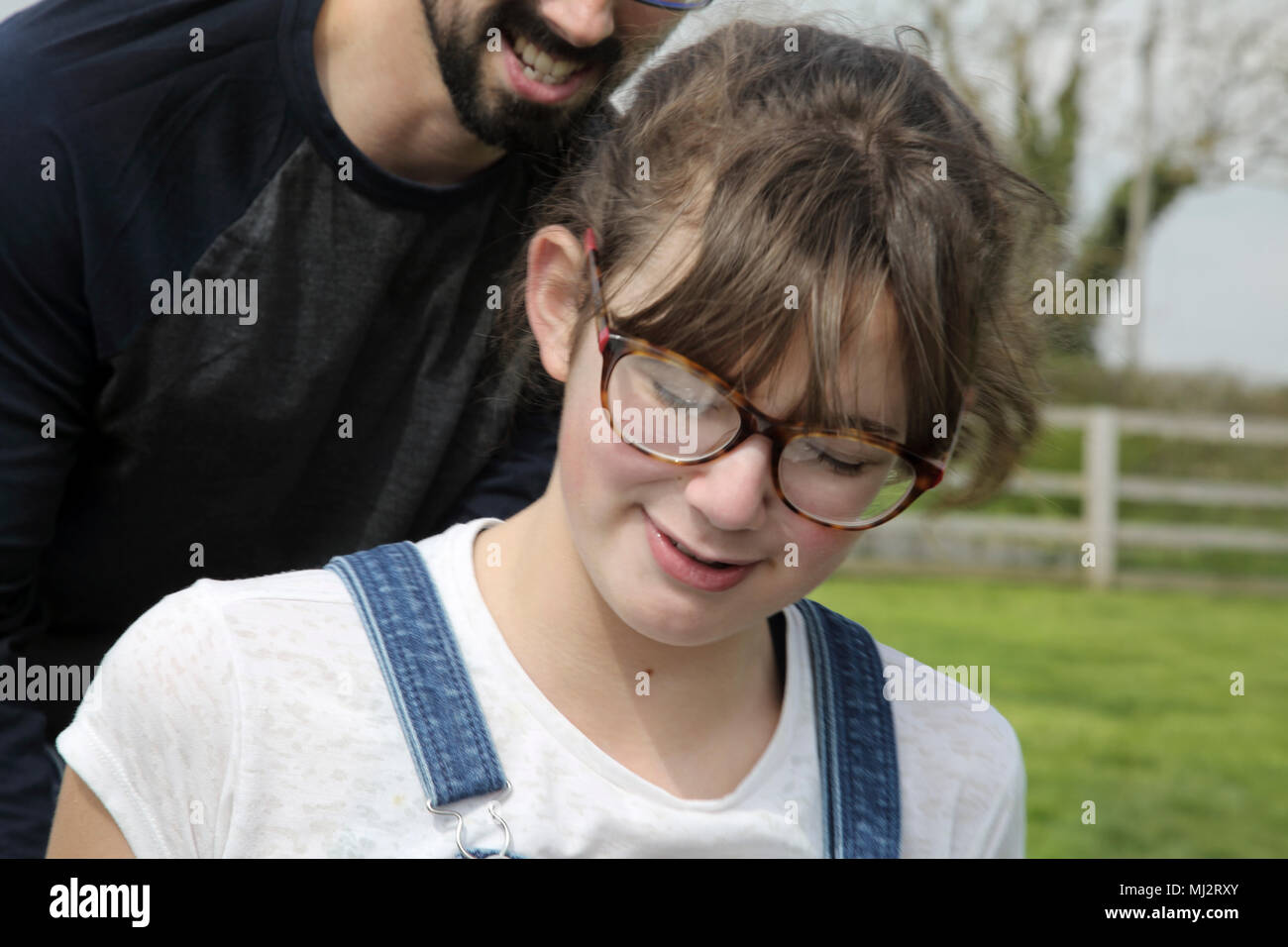 Père et fille de douze ans jouant dans Park Gillingham Dorset Angleterre Banque D'Images