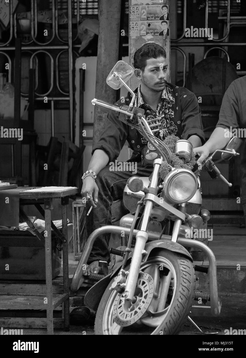 Motor biker dans Pan Road, le centre-ville de Bangkok, Thaïlande Banque D'Images