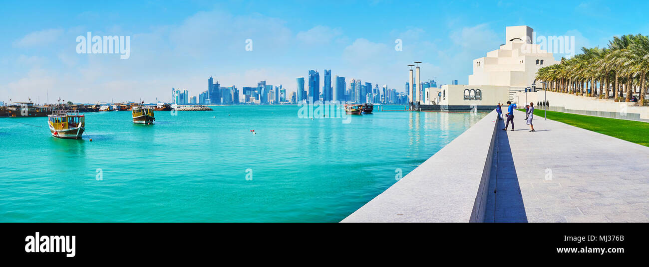 DOHA, QATAR - 13 février 2018 : La plus belle mer alley, s'étend aux Musée des Arts Islamiques, situé sur l'île par l'homme à côté de la Corniche pr Banque D'Images