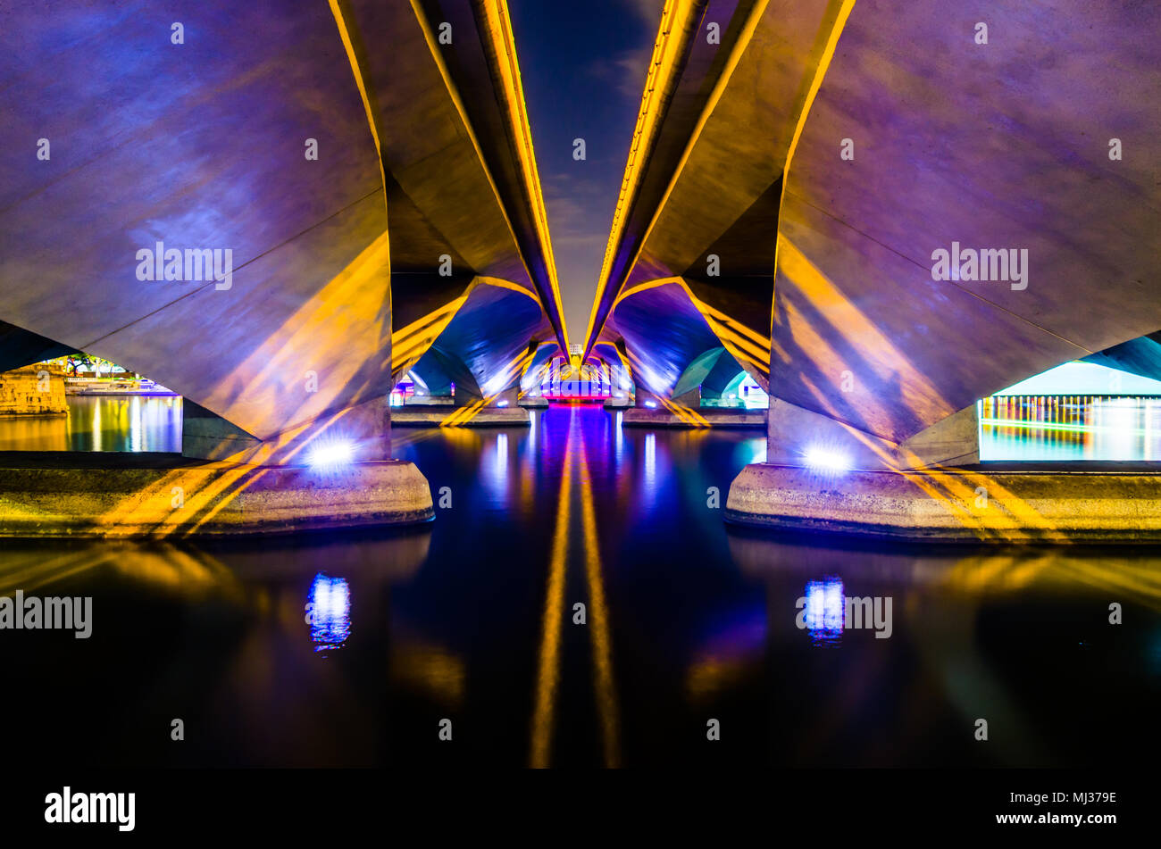 Pont de l'esplanade de Singapour est éclairée la nuit. Encore sous l'eau, le pont sera parfaitement reflétée dans l'eau et provoque assez d'ombre. Banque D'Images