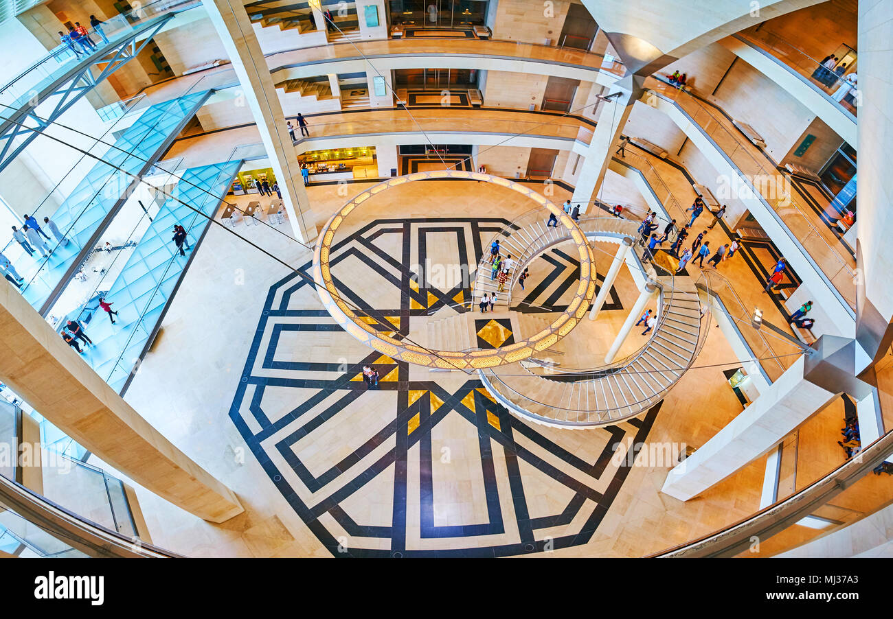 DOHA, QATAR - 13 février 2018 : explorer une architecture intéressante de musée d'Art Islamique avec grand hall, décoré de motifs géométriques islamique, cu Banque D'Images