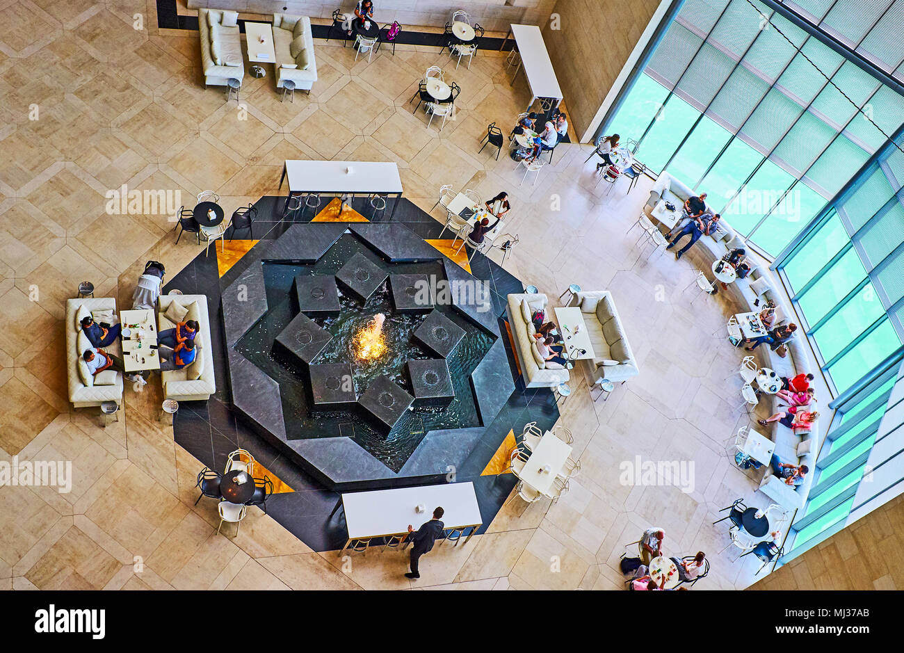 DOHA, QATAR - février 13, 2018 : Le salon café autour de la magnifique fontaine en hall de musée d'art islamique, le 13 février à Doha. Banque D'Images