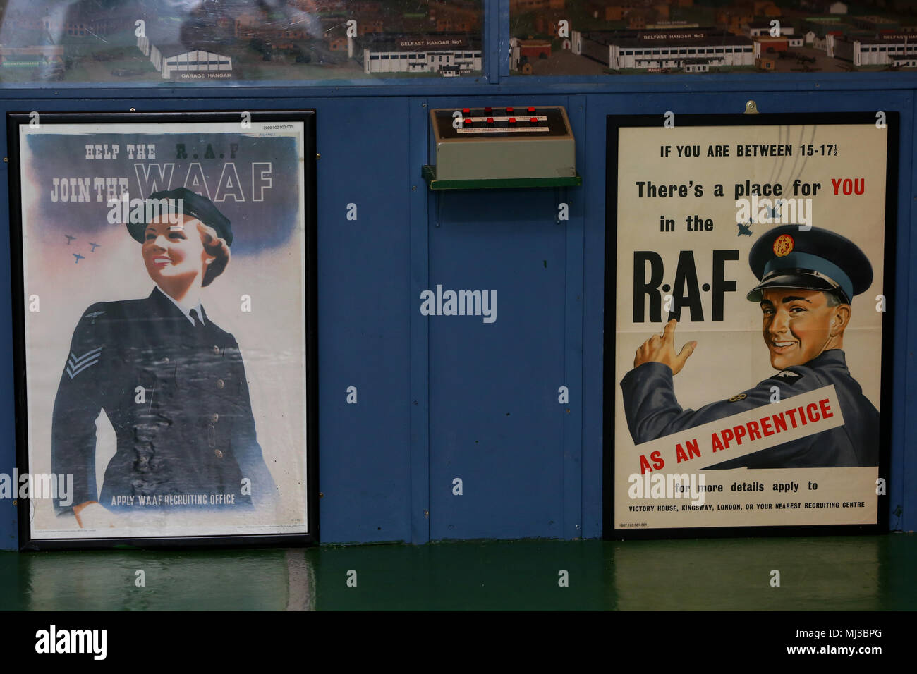 Vieux RAF affiches de recrutement à Corsier (GE), West Sussex, UK. Banque D'Images