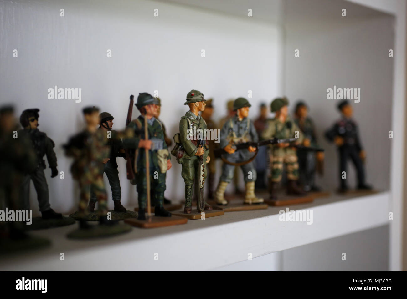 Une sélection de modèle photo soldats jouets sur une étagère à Portsmouth, Hampshire, Royaume-Uni. Banque D'Images