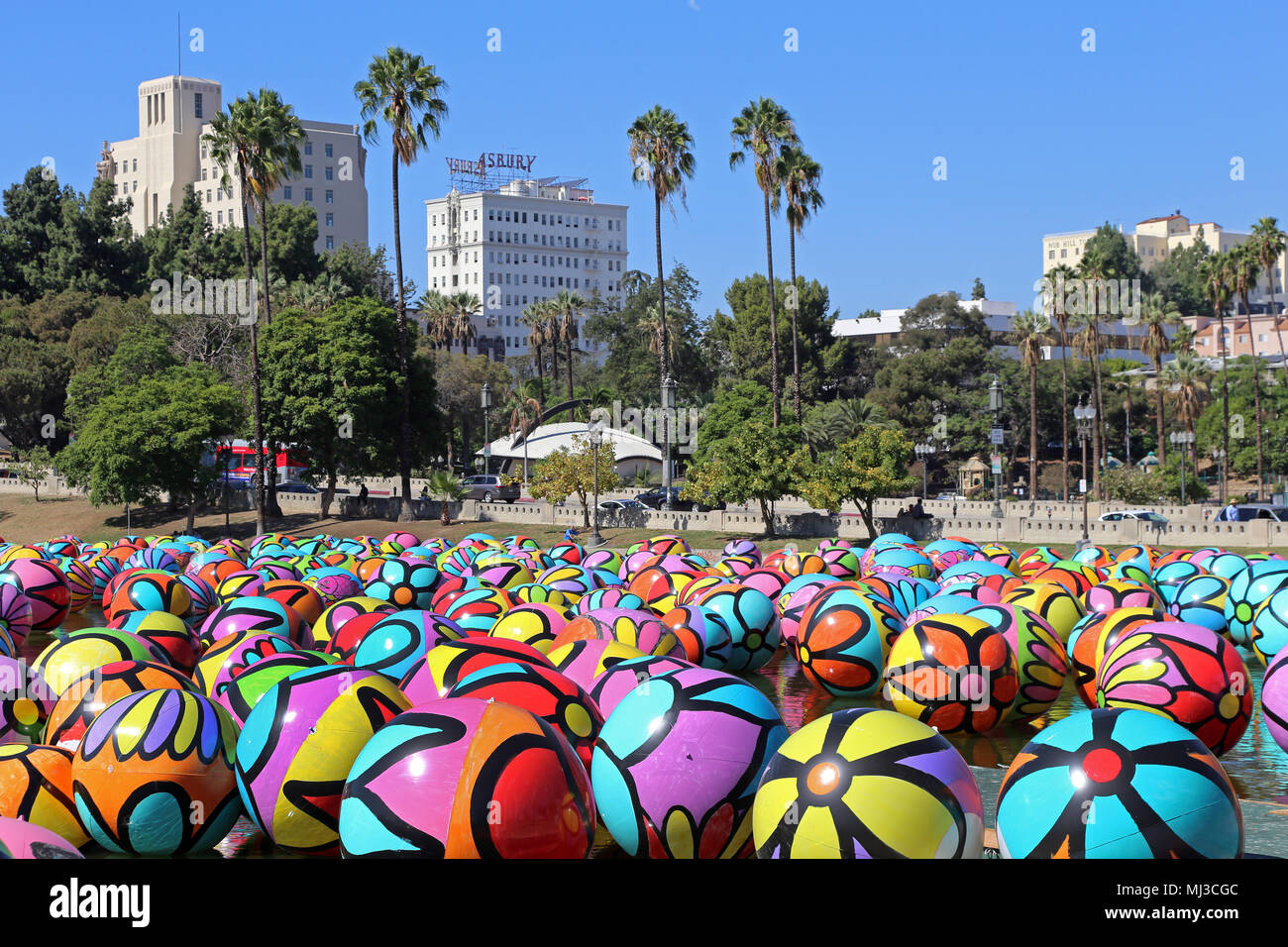 MacArthur Lake & Park avec boules peintes, Los Angeles, Californie, USA Banque D'Images