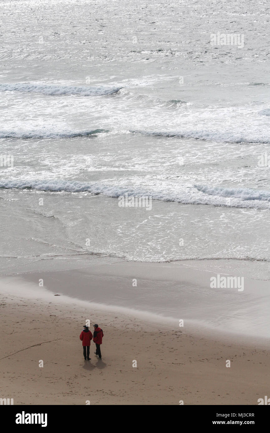 Deux personnes sur la plage dingle Banque de photographies et d’images