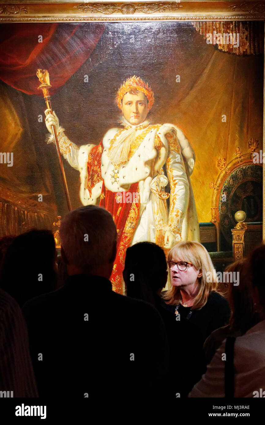 Un guide décrit un portrait officiel de Napoléon en robes de cérémonie dans la salle du trône du Palais des Tuileries, par François Pascal Gerard Banque D'Images