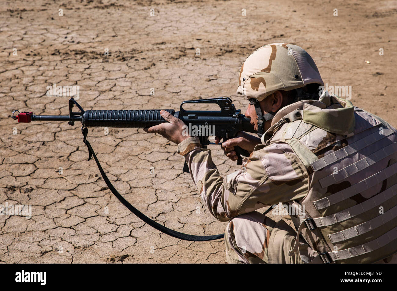 Un soldat irakien affecté au 1er Bataillon, 74e Brigade de la sécurité pendant l'opération urbaine s'entraîner au Camp Taji, l'Iraq, le 18 mars 2018. Le programme lors de l'amélioration de la capacité des partenaires nationaux comprend : le leadership, l'éthique et droit de la guerre et la formation. De plus, les recrues sont enseignées la navigation terrestre, la formation médicale de base, les compétences de l'infanterie et des petites unités tactiques. (U.S. Collection d'images de l'Armée de célébrer le dévouement la bravoure et le sacrifice de l'engagement des Forces armées des États-Unis et du personnel civil. Banque D'Images