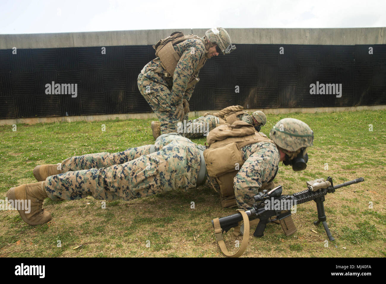 Les Marines américains avec 2e Bataillon, 8e Régiment de Marines, 3e Division de marines participe à un camp de tournage sur stress Hansen, Okinawa, Japon, le 21 mars 2018. Marines a effectué une analyse du stress pour surmonter une situation de haute pression au cours d'un vivre- fire bien sûr. L'unité basée à Caroline du Nord est l'avant-déployé à Okinawa, Japon, dans le cadre de l'unité-programme de déploiement. (U.S. Marine Corps Image collection célébrant la bravoure Le dévouement et le sacrifice de l'engagement des Forces armées des États-Unis et du personnel civil. Banque D'Images