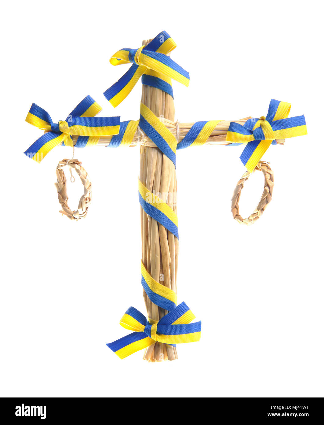 Maypole de paille avec bandes jaune et bleu dans les couleurs suédois comme décoration pour les paramètres de table. Isolé sur fond blanc. Banque D'Images