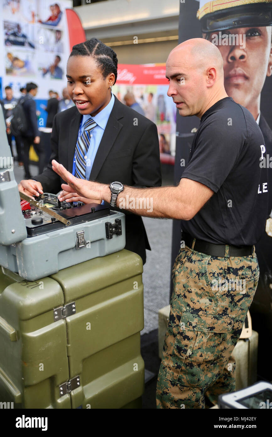 PITTSBURGH - Jeanette Greene, un grand ingénieur civil à l'Université de Missouri-Columbia, travaille avec des explosifs et munitions (NEM) Marine de manoeuvrer le MK-2 Mod 1 Talon robot utilisé dans les engins explosifs improvisés (EEI) détection au cours de la National Society of Black Engineers (NSBE) 44e Congrès national annuel à la David L. Lawrence Convention Center de Pittsburgh, le 22 mars. L'utilisation des Marines de NEM MK-2 Mod 1 Talon robot pour évaluer les situations et identifier les explosifs avant de balayer la région avec un détecteur d'EEI. Le robot MK-2 Marines permet d'obtenir les visuels sur une menace Banque D'Images