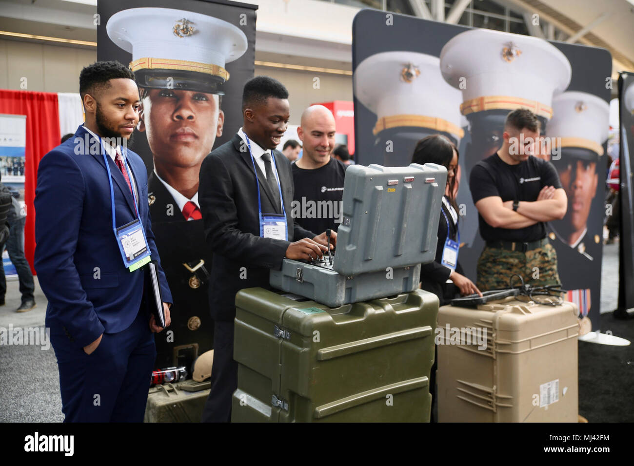 PITTSBURGH - l'élimination des explosifs et munitions (NEM) enseigner les étudiants ingénieurs Marines sur la MK-2 Mod 1 Talon robot utilisé dans les engins explosifs improvisés (EEI) détection au cours de la National Society of Black Engineers (NSBE) 44e Congrès national annuel à la David L. Lawrence Convention Center de Pittsburgh, le 22 mars. Au cours de la convention, les Marines ont participé aux deux journées de foire de l'emploi, NSBEFit : Corps, Esprit et Âme, chapitre du leadership du petit-déjeuner et un service de réveil et d'entraînement. Le partenariat entre les Marines et NSBE est destiné à accroître la sensibilisation aux possibilités de carrière du Corps des Marines Banque D'Images