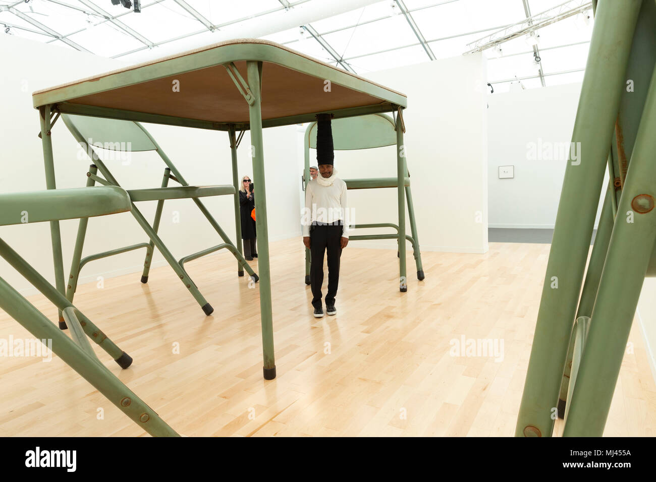 New York, NY - 3 mai 2018 : Artiste Engels examine l'installation par Robert Therrien présenté par Gagosian Gallery à New York Frieze Art Fair à crédit : lev Randalls Island radin/Alamy Live News Banque D'Images
