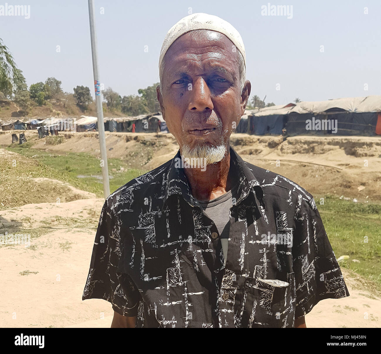 13 avril 2018, Bangladesh, Cox's Bazar : Rashid Ahamed se tient sur le côté du Bangladesh d'un pont qui relie le no man's land séparant le Bangladesh et le Myanmar. Les 78 ans habite le camp de réfugiés dans ce no man's land avec plus de 5000 autres Rohingyas. Photo : Nick Kaiser/dpa Banque D'Images