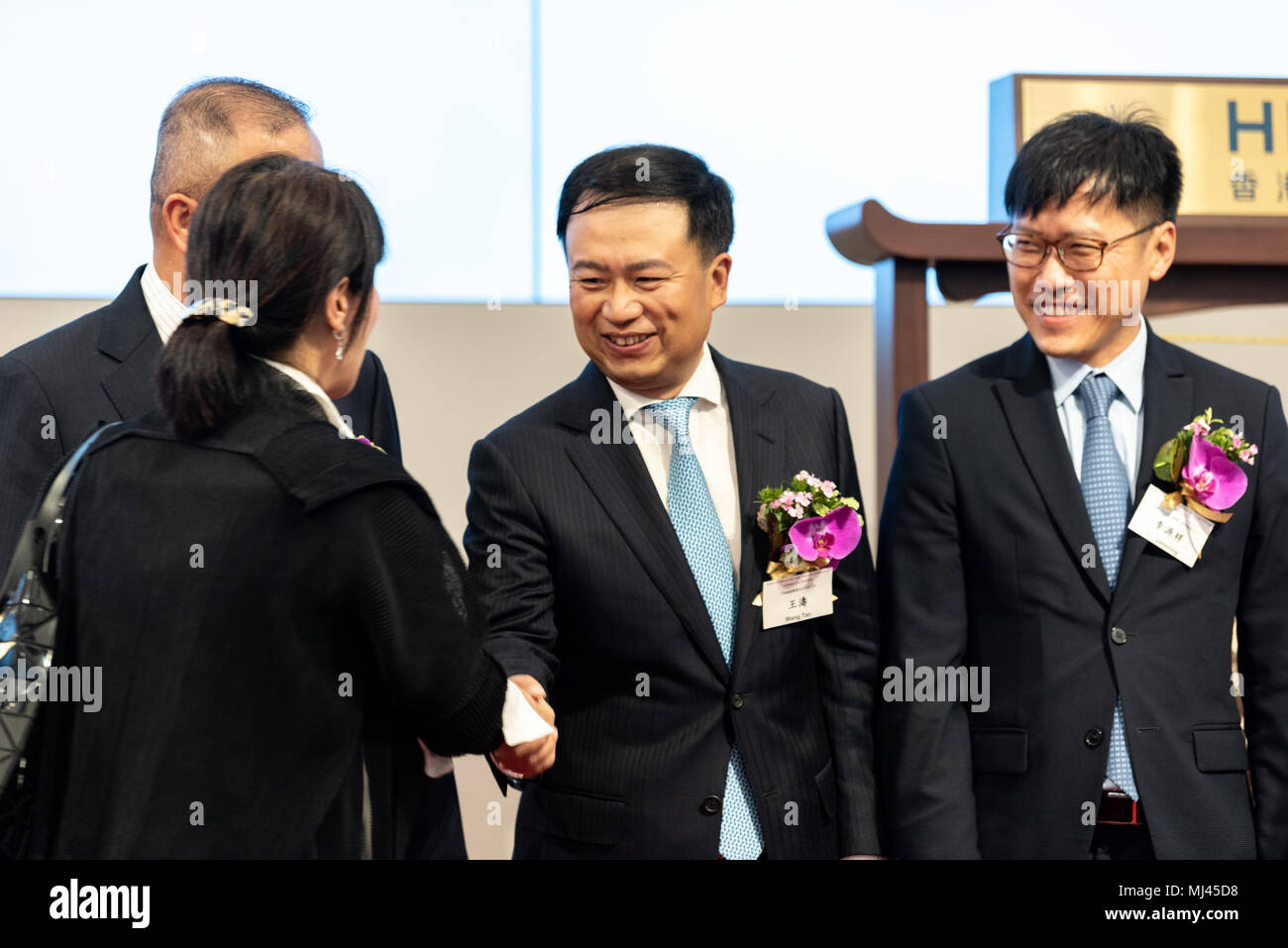 Hong Kong, Hong Kong SAR, Chine. 4 mai, 2018. HONG KONG, CHINE - Mai 04, 2018 : Ping An Healthcare and Technology Company Limited de Shenzhen Chine liste au HKEX dans Exchange Square Central Hong Kong.L'entreprise est le commerce comme Gooddoctor 1833 stock PA. L'app en fonction des soins médicaux est dit à révolutionner la recherche de services médicaux.Wang Tao, fondateur, président et chef de la direction de Ping An répond aux visites à l'inscription. Credit : Jayne Russell/ZUMA/Alamy Fil Live News Banque D'Images