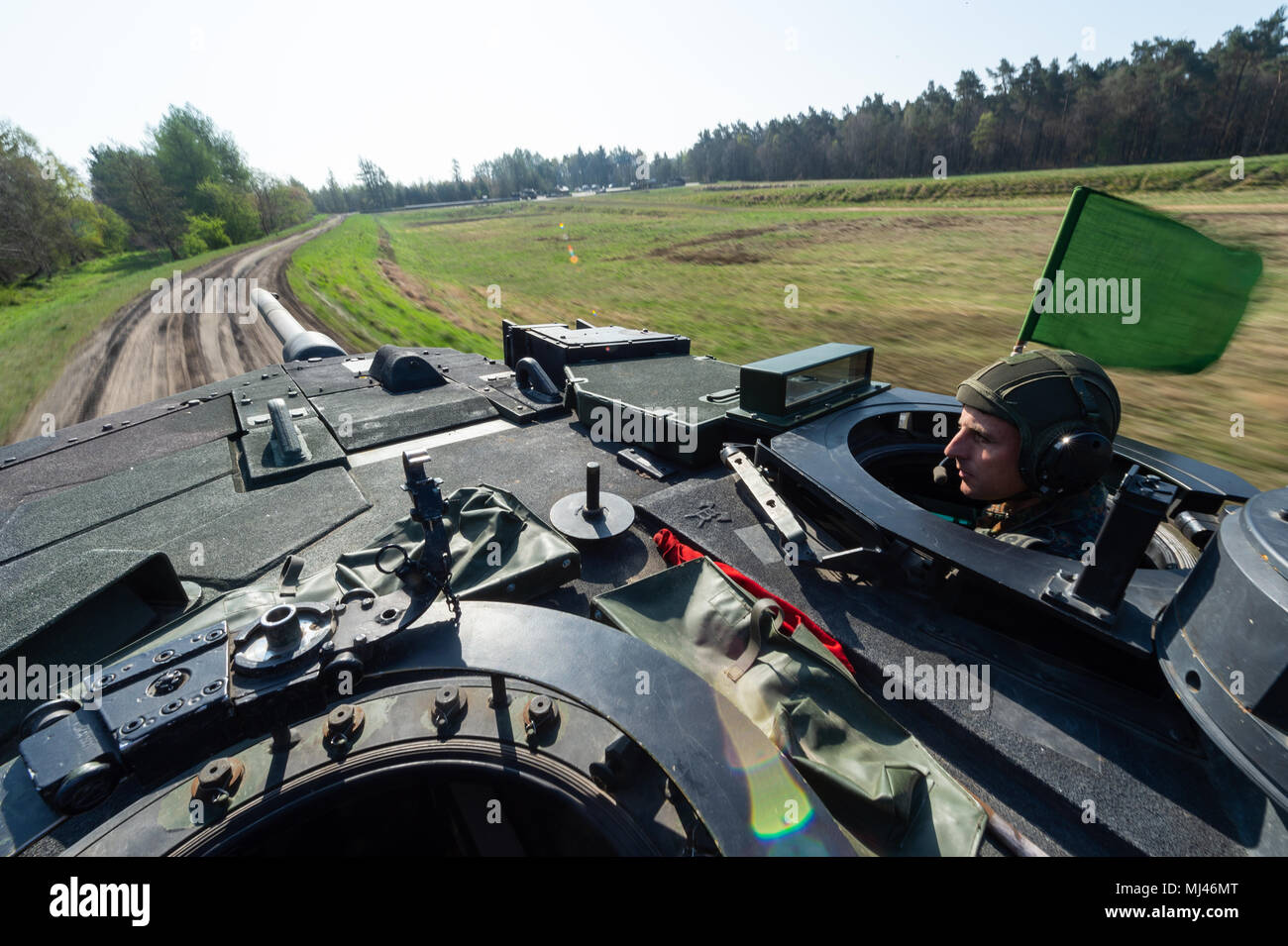 19 avril 2018, l'Allemagne, de Munster : Un commandant regarde par la trappe d'un Léopard 2 A7 au réservoir Munster zone d'entraînement militaire. Photo : Philipp Schulze/dpa Banque D'Images