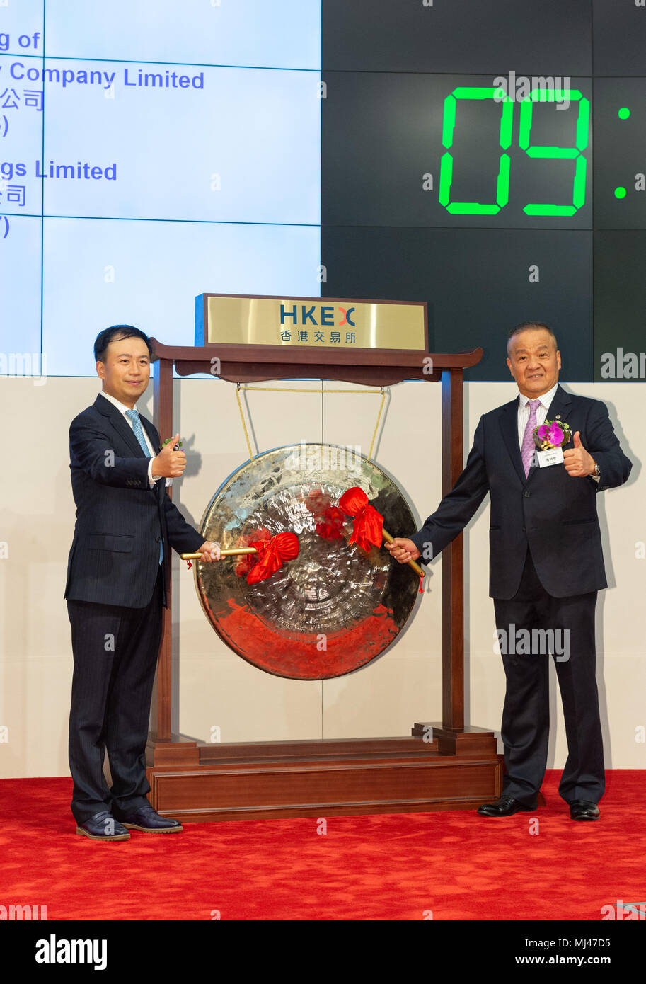 HONG KONG, CHINE - Mai 04, 2018 : Ping An Healthcare and Technology Company Limited de Shenzhen Chine liste au HKEX dans Exchange Square Central Hong Kong.L'entreprise est le commerce comme Gooddoctor 1833 stock PA. L'app en fonction des soins médicaux est dit à révolutionner la recherche de services médicaux.Wang Tao, fondateur, président et PDG de Ping An (L) Ping An Insurance Group Président et chef de la direction Peter Ma Mingzhe (R). Jayne Russell/ Alamy Live Photo Banque D'Images