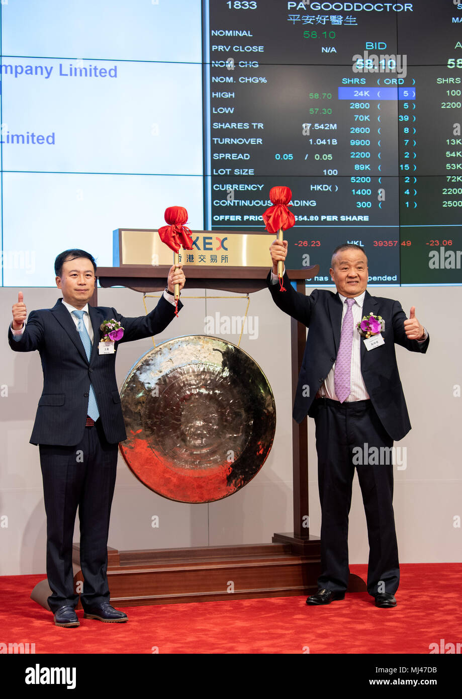 HONG KONG, CHINE - Mai 04, 2018 : Ping An Healthcare and Technology Company Limited de Shenzhen Chine liste au HKEX dans Exchange Square Central Hong Kong.L'entreprise est le commerce comme Gooddoctor 1833 stock PA. L'app en fonction des soins médicaux est dit à révolutionner la recherche de services médicaux.Wang Tao, fondateur, président et PDG de Ping An (L) Ping An Insurance Group Président et chef de la direction Peter Ma Mingzhe (R). Jayne Russell/ Alamy Live Photo Banque D'Images