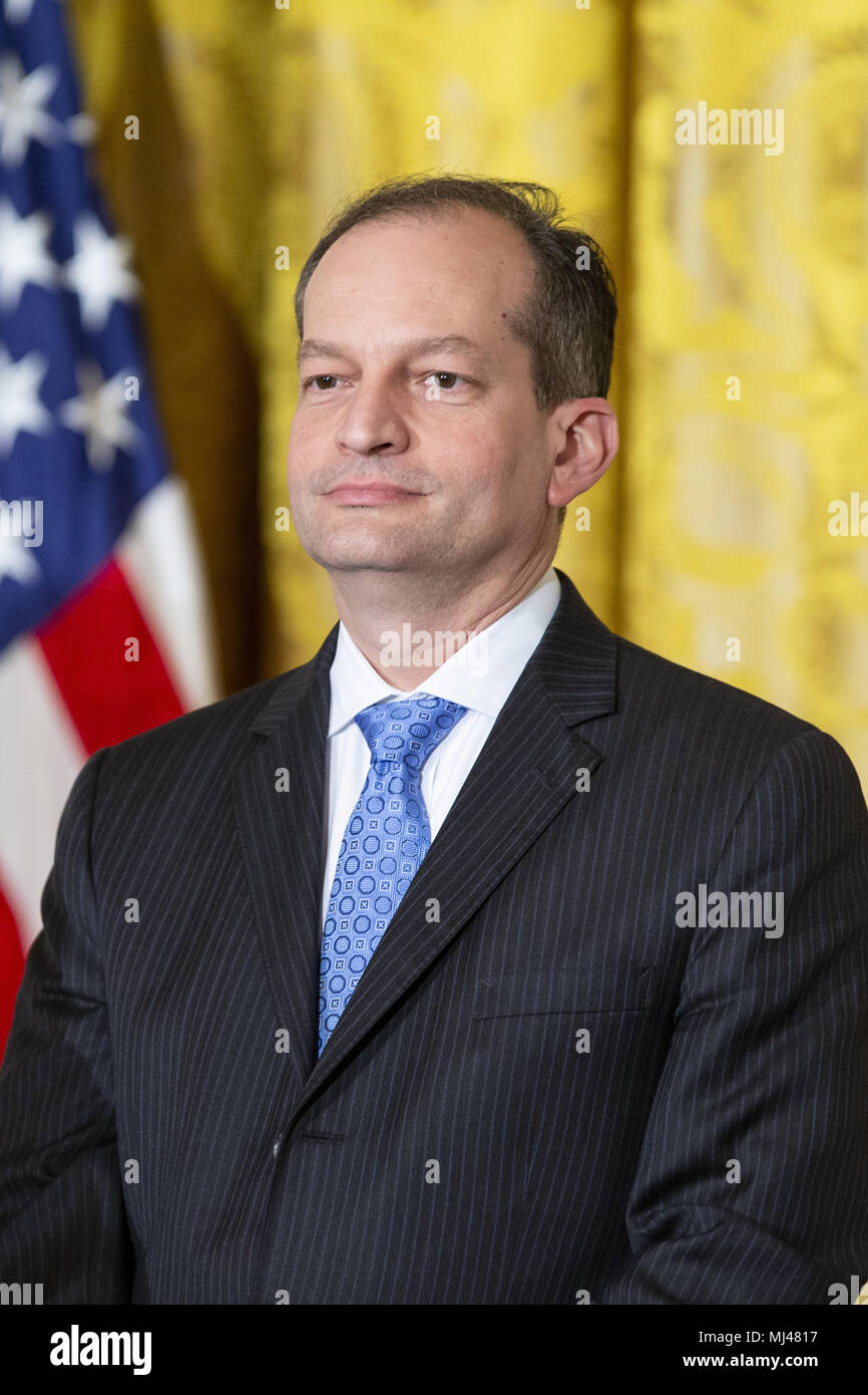 Washington, États-Unis d'Amérique. 09Th Mai, 2018. Secrétaire du travail Alexander Acosta regarde pendant le professeur de l'année cérémonie dans la East Room de la Maison Blanche à Washington, DC, 2 mai 2018, n. Crédit : Alex Edelman/CNP Crédit dans le monde entier | conditions : dpa/Alamy Live News Banque D'Images