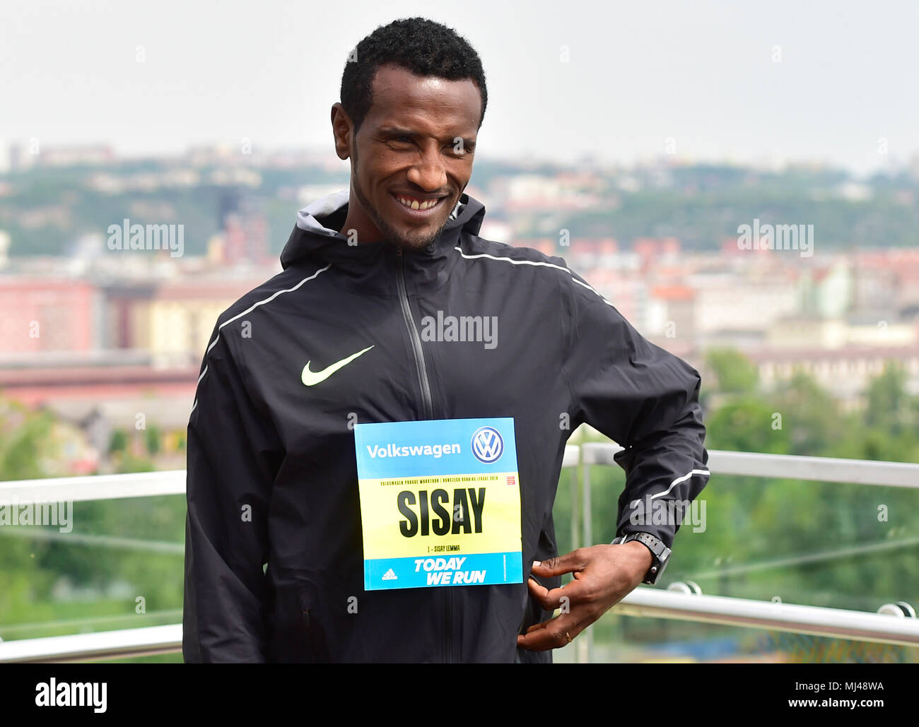 Lemme Sissay (Éthiopie) pose au cours de la conférence de presse avant le Marathon Prague, à Prague, en République tchèque, le 4 mai 2018. (CTK Photo/Roman Vondrous) Banque D'Images