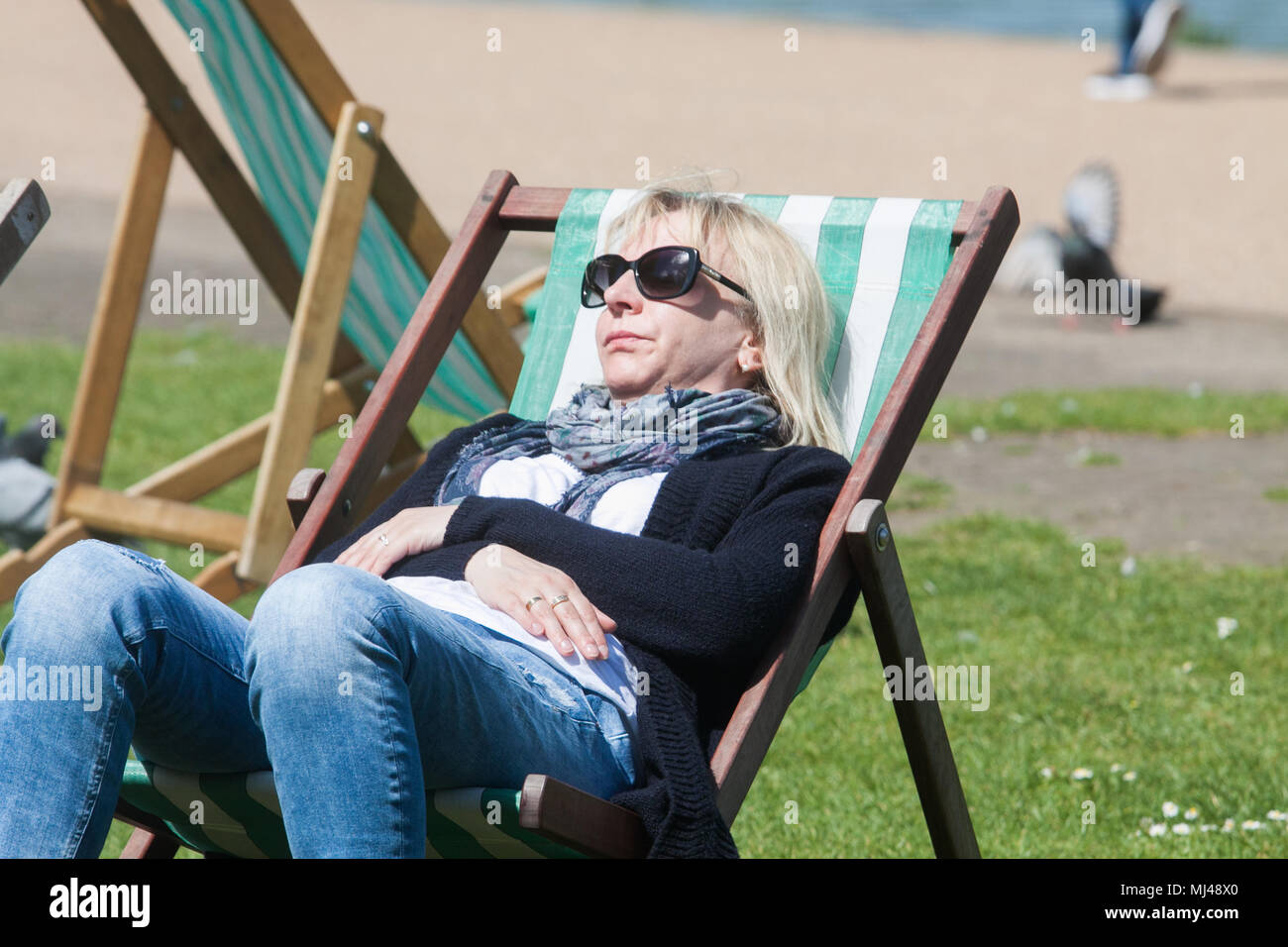 London UK. 4e mai 2018. Les gens profiter du magnifique soleil du printemps dans la région de Hyde Park sur un glorieux début à la fin de semaine de la banque qui devrait aboutir à des températures chaudes Crédit : amer ghazzal/Alamy Live News Banque D'Images