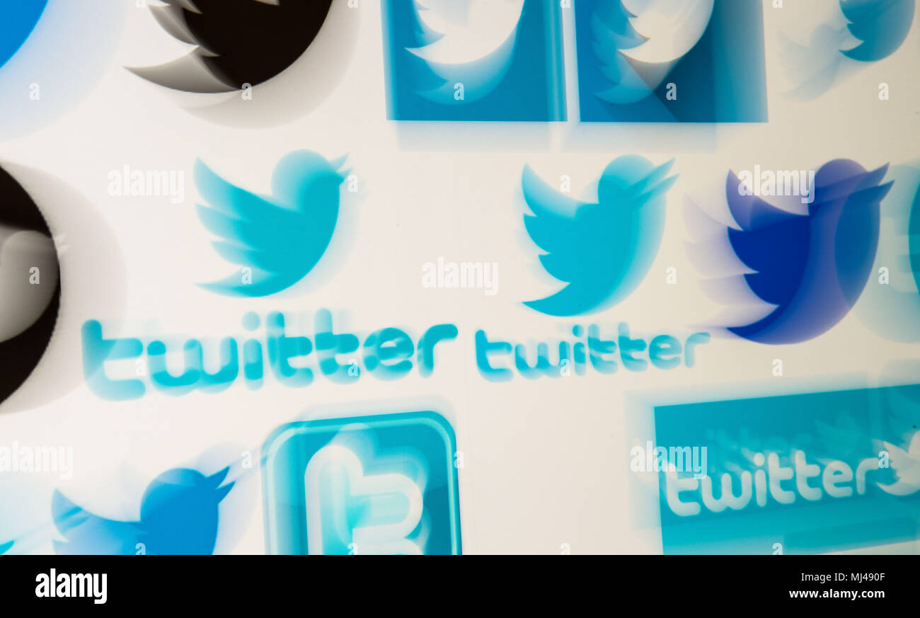 ILLUSTRATION - 04 mai 2018, l'Allemagne, Munich : Les logos du réseau social Twitter appeaer sur un écran. Twitter a avisé ses 330 millions d'utilisateurs à modifier leur mot de passe après un incident technique majeur. Photo : Lino Mirgeler/dpa Banque D'Images