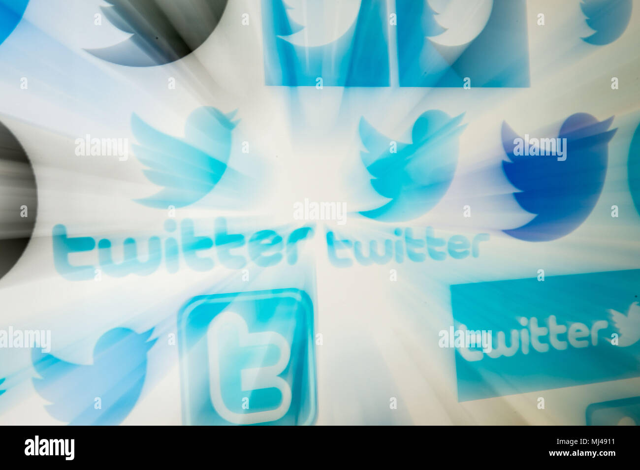 ILLUSTRATION - 04 mai 2018, l'Allemagne, Munich : Les logos du réseau social Twitter appeaer sur un écran. Twitter a avisé ses 330 millions d'utilisateurs à modifier leur mot de passe après un incident technique majeur. Photo : Lino Mirgeler/dpa Banque D'Images