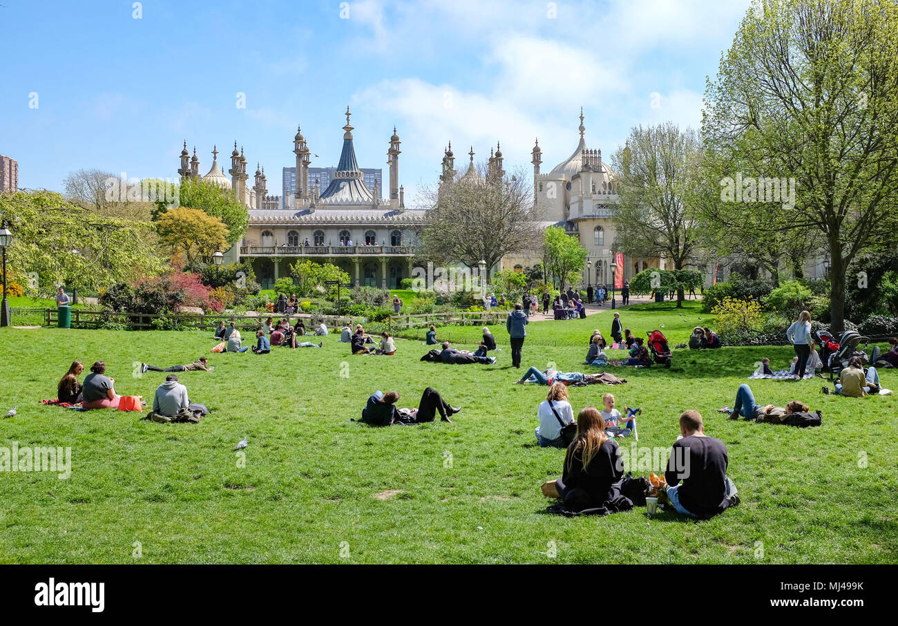 Brighton UK 4 mai 2018. Météo France : les visiteurs profiter d'un beau jour ensoleillé chaud dans le Royal Pavilion Gardens à Londres que le temps devrait tourner à chaud sur les prochains jours tout au long de la Grande-Bretagne Crédit : Simon Dack/Alamy Live News Banque D'Images