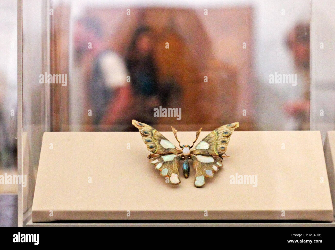 03 mai 2018, la Lettonie, Riga : une broche papillon français Georges de bijoutier Fouquet (1862-1957) est exposée au musée d'art de Riga stock exchange. L'exposition présentant des éléments art nouveau se poursuivra jusqu'au 5 août et présente environ 200 pièces de la période de l'histoire de l'art autour de 1900. Photo : Alexander Welscher/dpa Banque D'Images