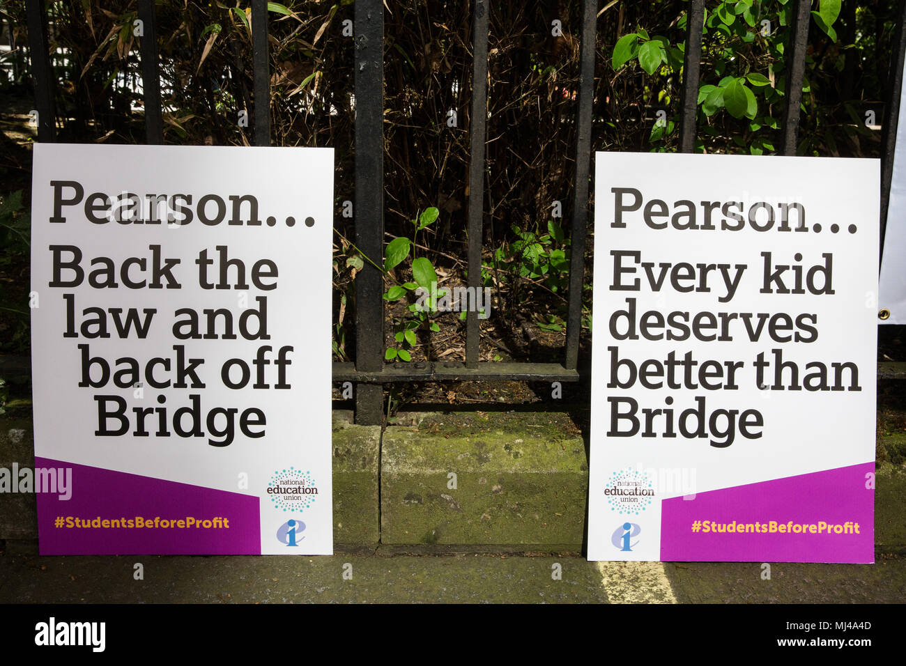 Londres, Royaume-Uni. 4 mai, 2018. Les plaques-étiquettes utilisées par les membres de l'Union Nationale de l'éducation (NEU) manifesté à l'extérieur de l'Assemblée générale du service d'évaluation multinationale Pearson en protestation contre l'investissement par la société dans le "low-honoraires' écoles privées pont fournisseur. Bridge, l'un des plus grands du monde de l'éducation-entreprises à but lucratif, vise à étendre son influence dans toute l'Afrique et l'Asie. Credit : Mark Kerrison/Alamy Live News Banque D'Images