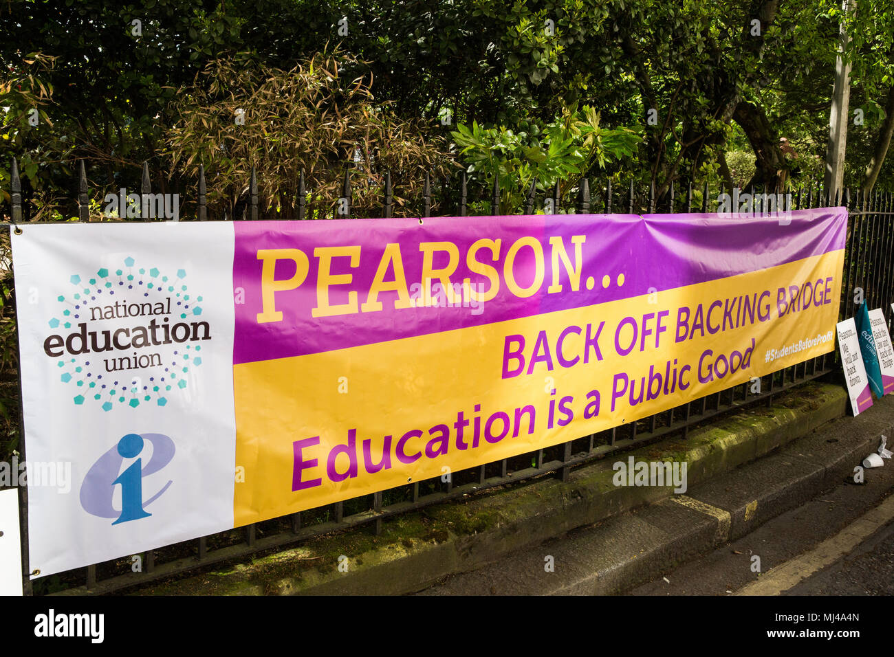 Londres, Royaume-Uni. 4 mai, 2018. Une bannière utilisée par les membres de l'Union Nationale de l'éducation (NEU) manifesté à l'extérieur de l'Assemblée générale du service d'évaluation multinationale Pearson en protestation contre l'investissement par la société dans le "low-honoraires' écoles privées pont fournisseur. Bridge, l'un des plus grands du monde de l'éducation-entreprises à but lucratif, vise à étendre son influence dans toute l'Afrique et l'Asie. Credit : Mark Kerrison/Alamy Live News Banque D'Images