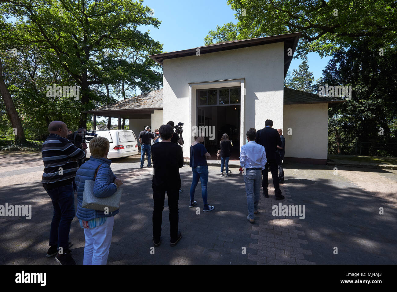 04 mai 2018, l'Allemagne, Koblenz : pleureuses assister au service commémoratif de Gerd Michael Straten, dont le cercueil est exposé dans la chapelle du cimetière Luetzel district. Il y a six semaines, les sans-abri a été décapité sur la ville principale du cimetière par des inconnus, les attaquants. Photo : Thomas Frey/dpa Banque D'Images