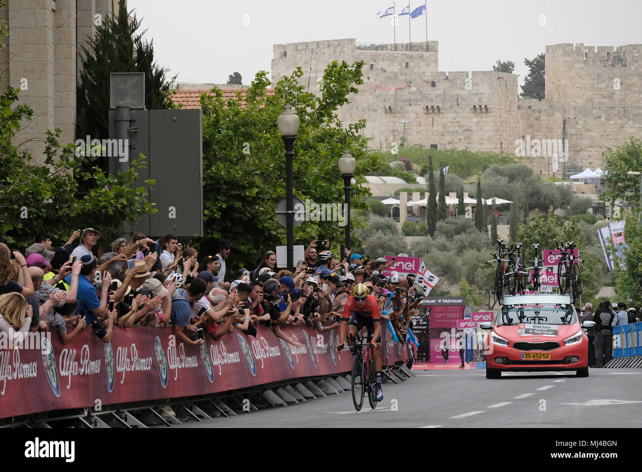 Jérusalem, Israël, 04 mai 2018. Le cycliste Novak Domen de Slovénie et de Bahreïn–Merida Pro Cycling Team sprint pendant la 101e Giro d'Italia, Tour d'Italie dans la 1ère étape qui est 9,7 kilomètres de temps d'essai individuel. Le 'Big Start' de la course, à partir d'aujourd'hui, marque la première fois n'importe laquelle des trois grandes courses de vélo -- le Giro, Tour de France et Vuelta a Espana -- commencera en dehors de l'Europe. Crédit : Eddie Gerald/Alay Live News Banque D'Images