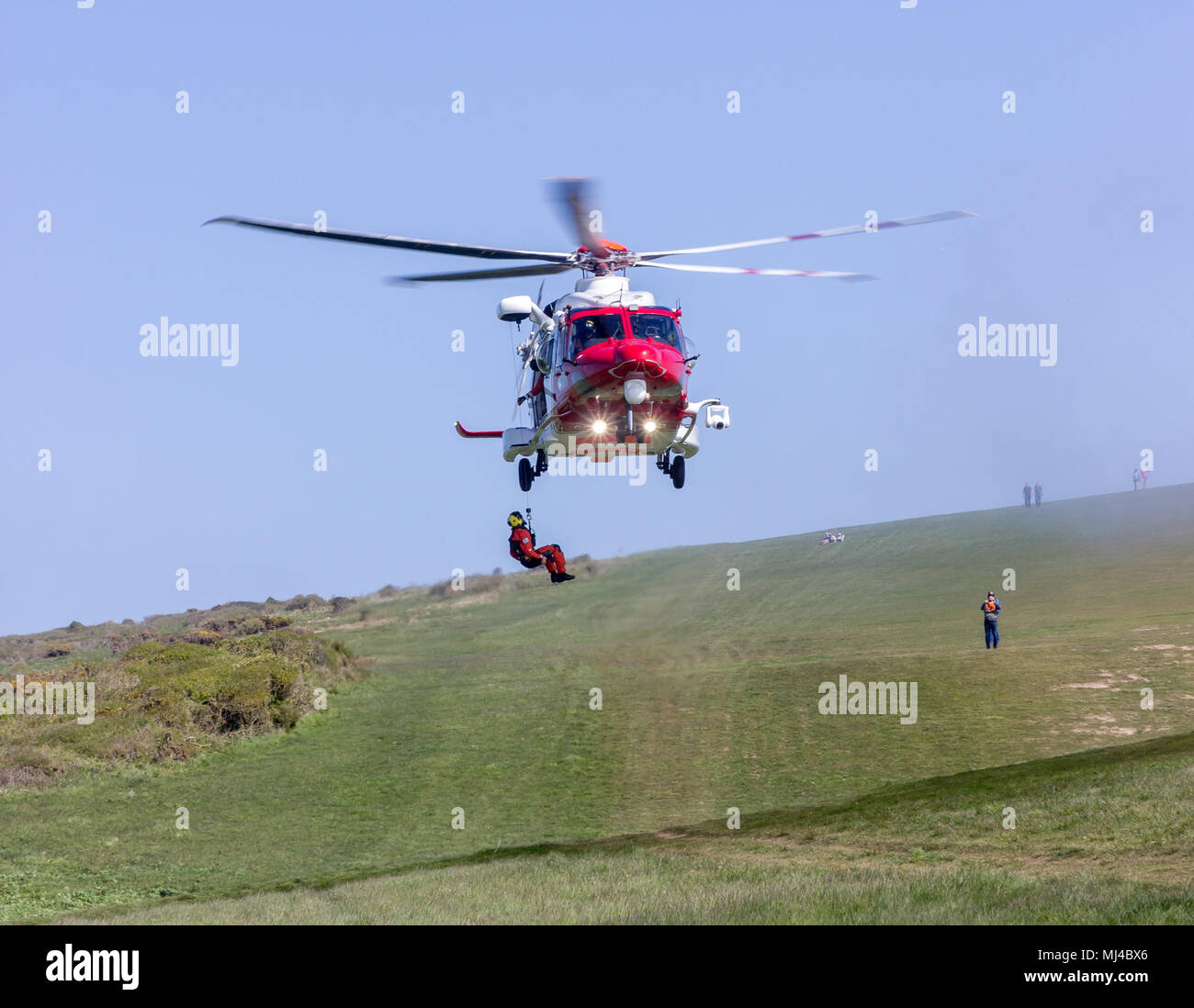 Beachy Head, Eastbourne, Royaume-Uni. 4e mai 2018. L'hélicoptère des garde-côtes avec la police locale et Sussex de l'équipe au sol garde-côtes répondre à un incident à la base des falaises de Beachy Head. Les premiers rapports indiquent que ce que l'on pensait être un corps vu de l'eau était en fait un mannequin placé là plus tôt par une équipe de tournage et peut-être jeté de la falaise. Conseil d'Eastbourne sont la prise de renseignements en disant, l'autorisation de tournage n'a pas été donnée dans la région. Hier 2 corps ont été récupérés à partir de la base de la falaise, un homme dans le véhicule et une autre femme.Credit : Alan Fraser/Alamy Live News Banque D'Images