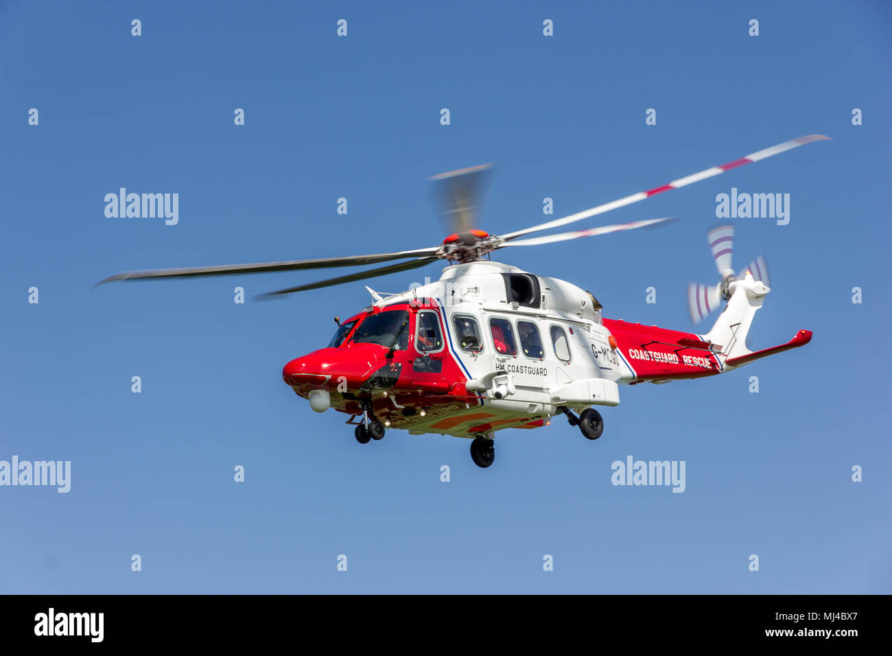 Beachy Head, Eastbourne, Royaume-Uni. 4e mai 2018. L'hélicoptère des garde-côtes avec la police locale et Sussex de l'équipe au sol garde-côtes répondre à un incident à la base des falaises de Beachy Head. Les premiers rapports indiquent que ce que l'on pensait être un corps vu de l'eau était en fait un mannequin placé là plus tôt par une équipe de tournage et peut-être jeté de la falaise. Conseil d'Eastbourne sont la prise de renseignements en disant, l'autorisation de tournage n'a pas été donnée dans la région. Hier 2 corps ont été récupérés à partir de la base de la falaise, un homme dans le véhicule et une autre femme.Credit : Alan Fraser/Alamy Live News Banque D'Images