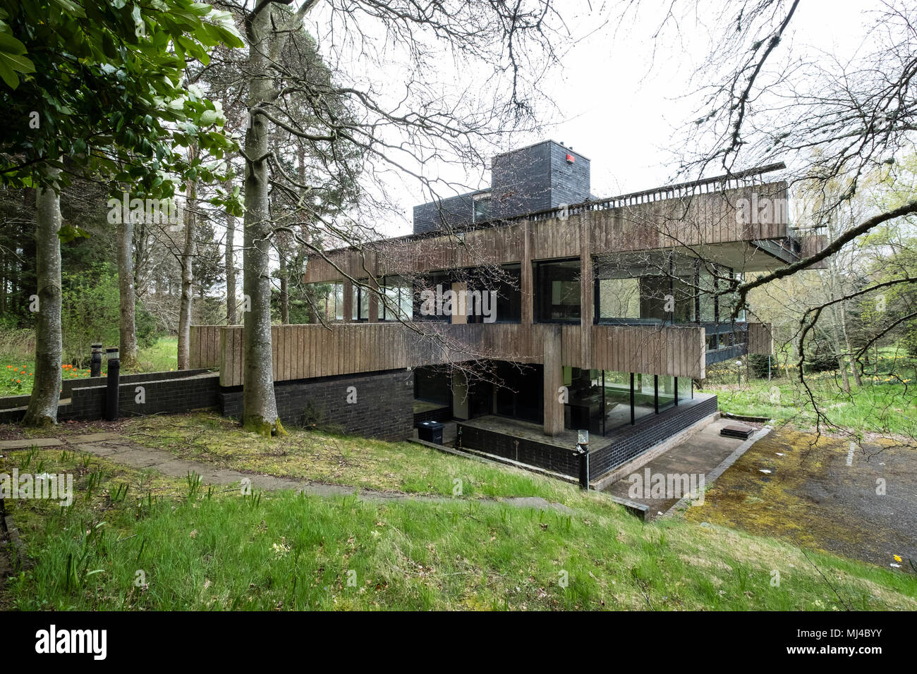 Selkirk, Ecosse, Royaume-Uni. 4 mai 2018. Campagne lancée pour sauver un bâtiment classé de grade, l'ancien studio de designer textile Bernat Klein en dehors de Selkirk, dans la région des Scottish Borders. Conçu par l'architecte Peter Womersley il est tombé en ruine. Credit : Iain Masterton/Alamy Live News Banque D'Images