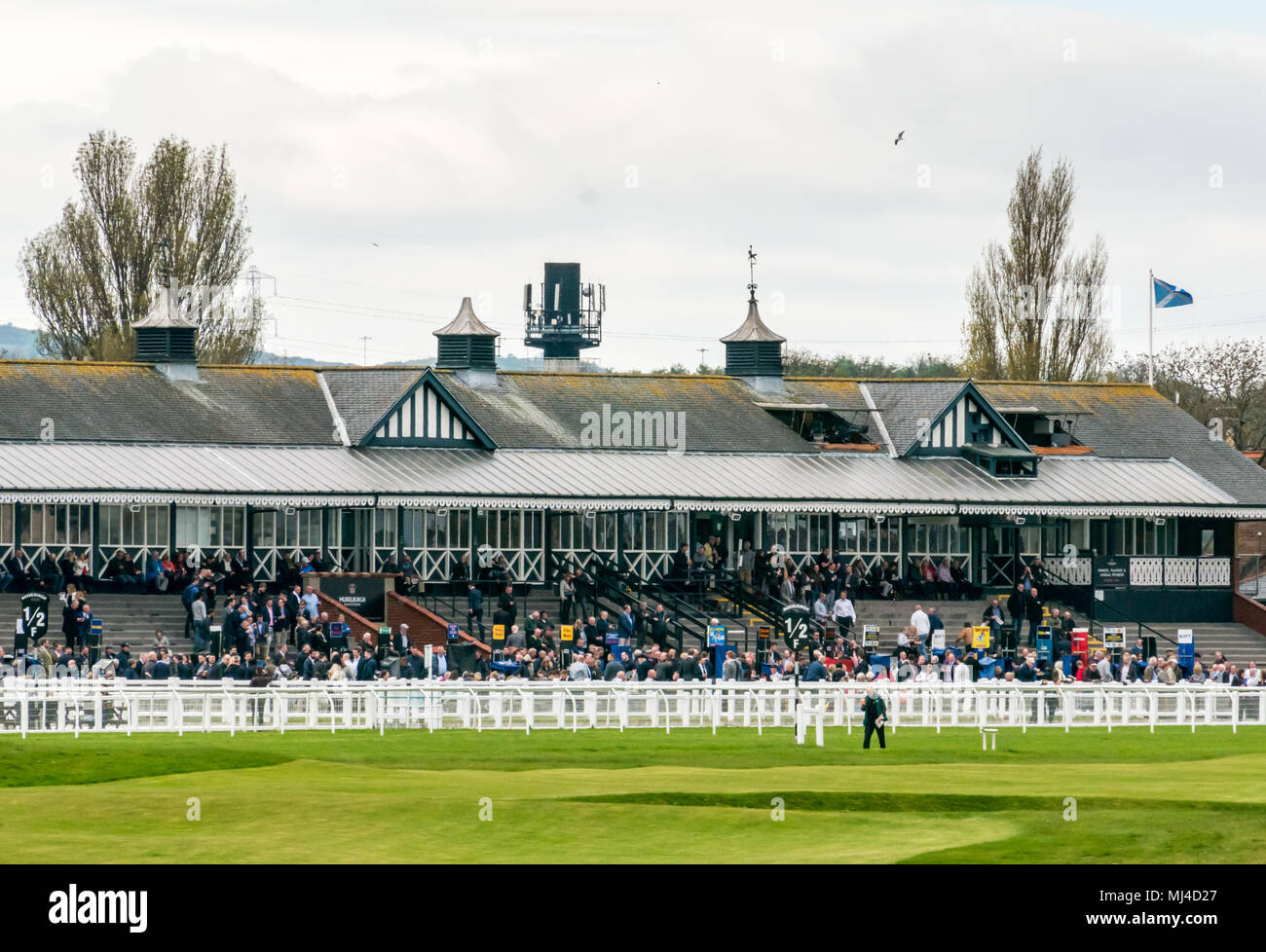 Musselburgh, Écosse, 4 mai 2018. Musselburgh Race Course, Musselburgh, East Lothian, Ecosse, Royaume-Uni. Foule se rassemble dans le stade avant l'événement de course de chevaux Banque D'Images
