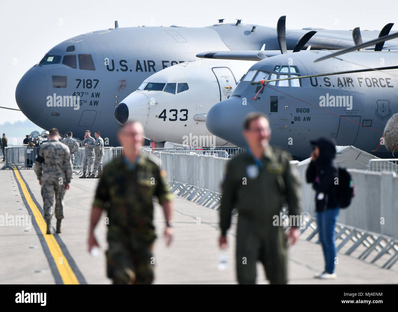 Déposée - 24 avril 2018, Schönefeld, Allemagne : les avions militaires de l'US Air Force à l'Exposition internationale de l'Aérospatiale (ILA). À l'ILA 2018 environ 200 avions sont à présenter. Les organisateurs attendent plus de 150 000 visiteurs. L'Association aura lieu du 25 avril au 29 avril 2018. Photo : Ralf Hirschberger/dpa Banque D'Images