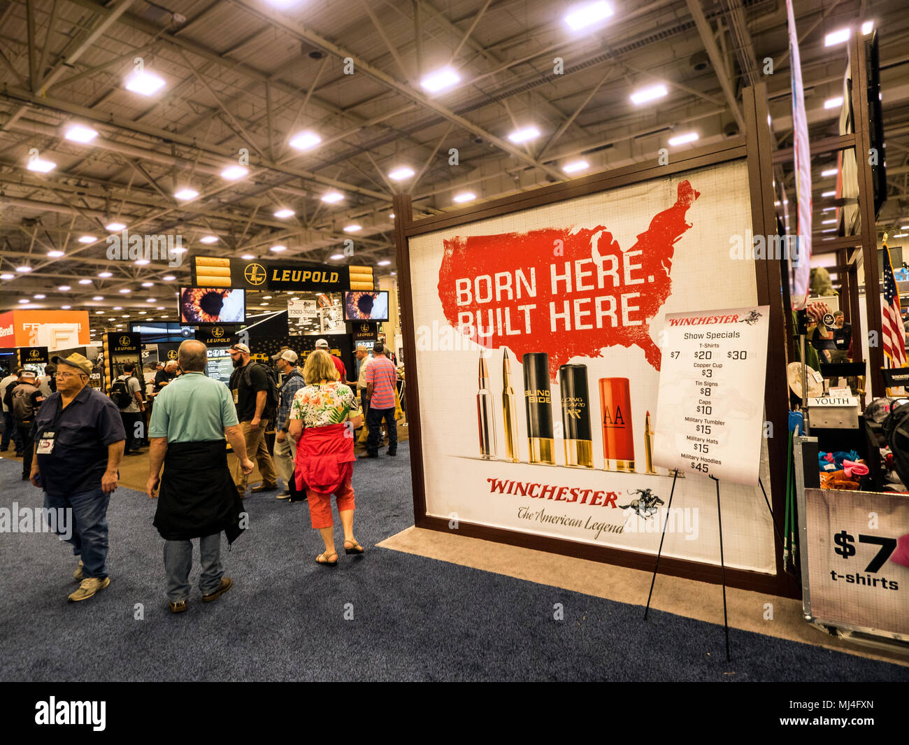 La mise à niveau de l'Kay Bailey Hutchinson Convention Hall exposants présentent une gamme d'armes de semi-automatique, de pistolets, de couteaux et de tous les accessoires des balles, cas, et les vêtements. Banque D'Images
