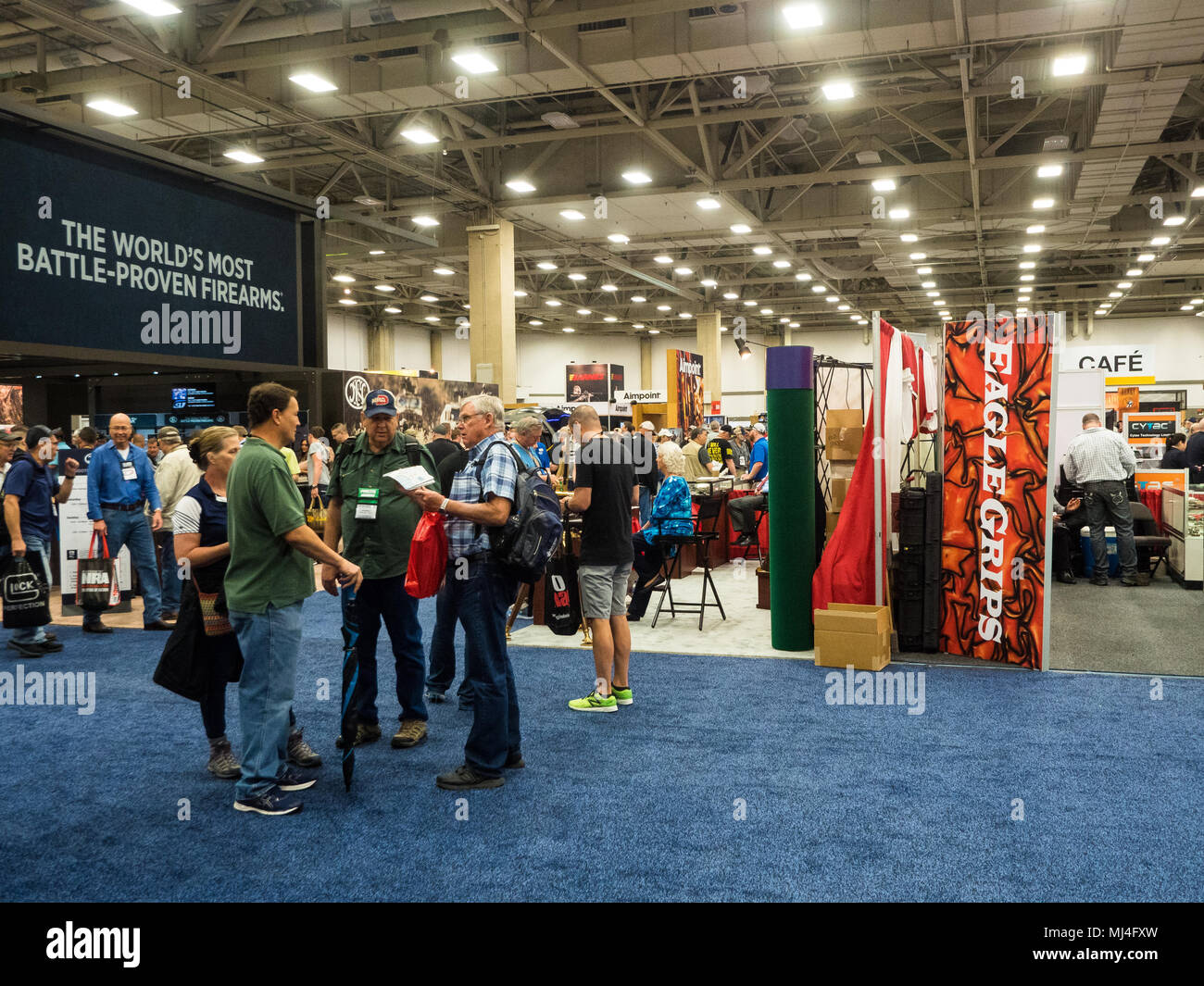 La mise à niveau de l'Kay Bailey Hutchinson Convention Hall exposants présentent une gamme d'armes de semi-automatique, de pistolets, de couteaux et de tous les accessoires des balles, cas, et les vêtements. Banque D'Images