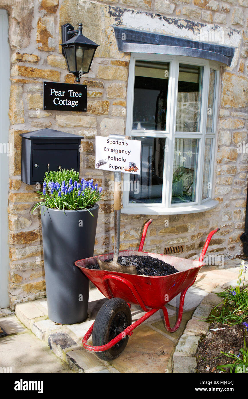 Scorton, UK. Scorton Barrow et bicyclettes peuvent vacances de banque, 4 mai 2018. Scorton Bikes & Barrows Festival est le premier mai bank holiday weekend - regarder dehors pour la décoration des vélos et des brouettes tout autour du village. Le week-end sera re-enactment live events, tir à l'ARC, 2 jours de fête de la musique, d'une exposition canine, des foires artisanales et des jeux pour enfants et des attractions. Credit : Cernan Elias/Alamy Live News Banque D'Images