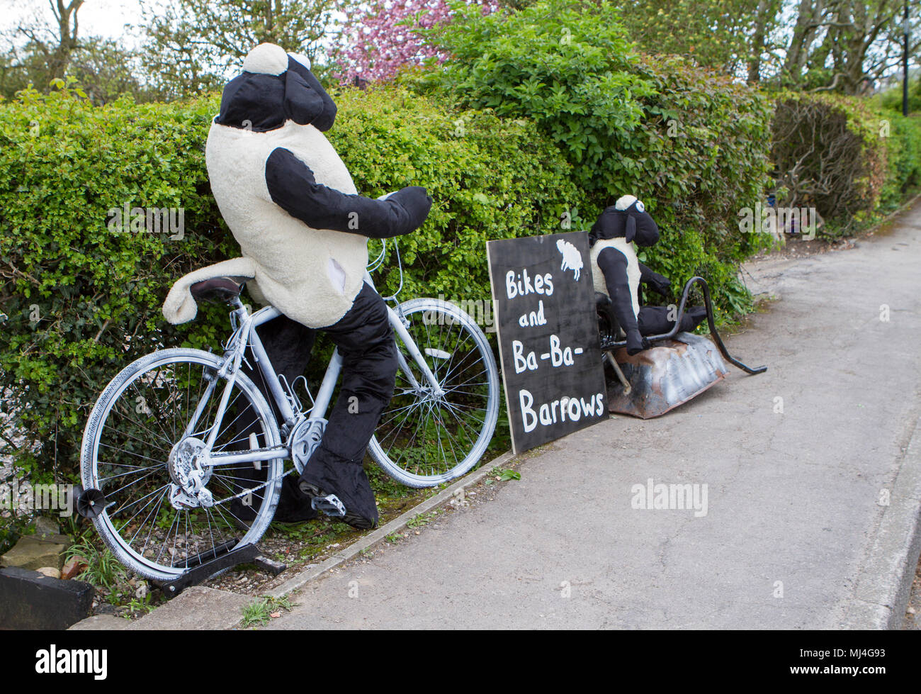 Scorton, UK. Scorton Barrow et bicyclettes peuvent vacances de banque, 4 mai 2018. Scorton Bikes & Barrows Festival est le premier mai bank holiday weekend - regarder dehors pour la décoration des vélos et des brouettes tout autour du village. Credit : Cernan Elias/Alamy Live News Banque D'Images