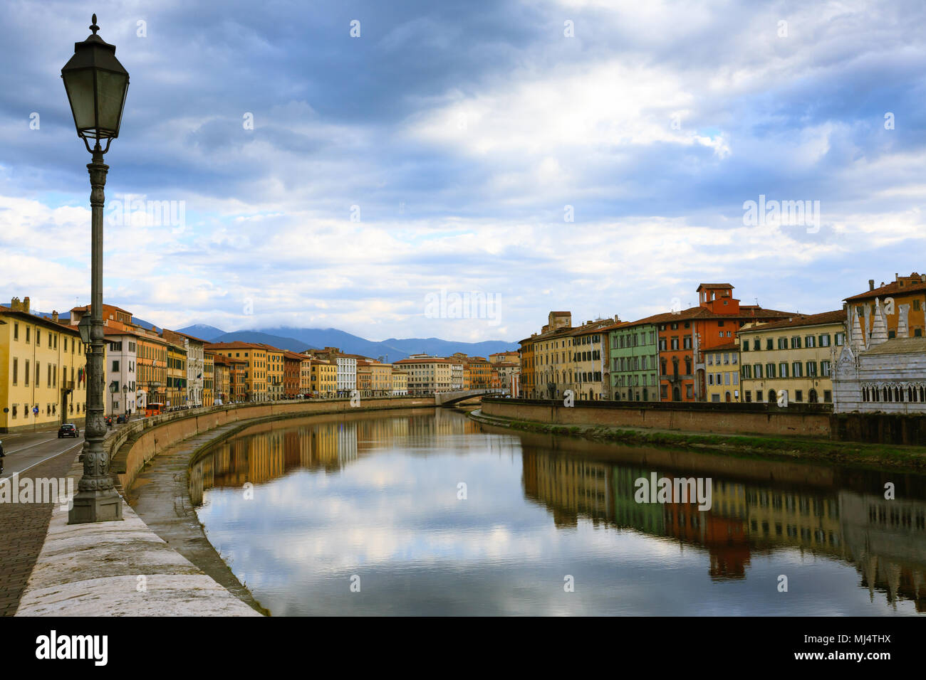 Pise de vue. Édifices le long de la rivière Arno. Monument italien, Toscane Banque D'Images