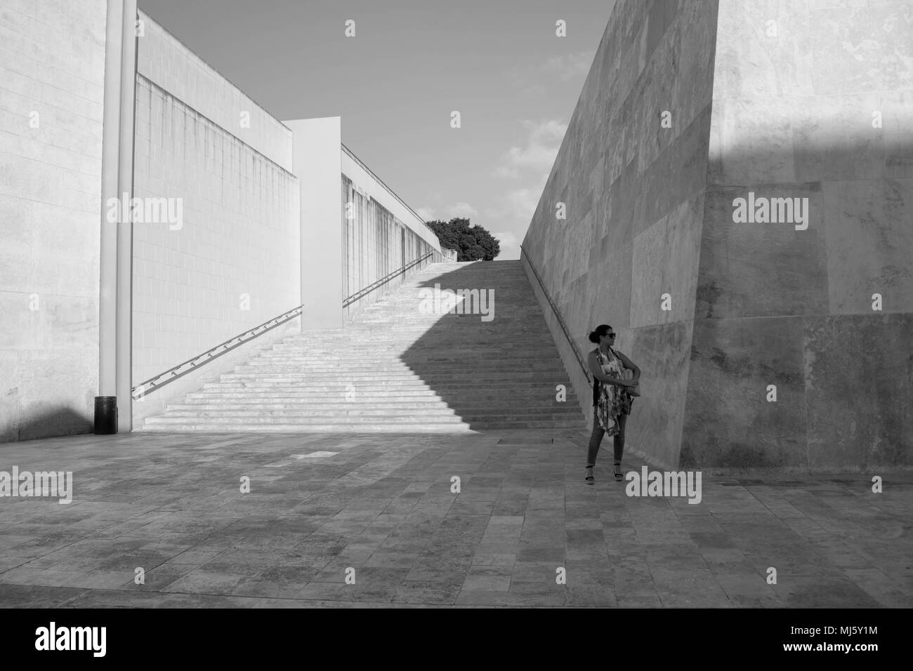 Un escalier extérieur sur la place centrale de La Valette, Malte Banque D'Images