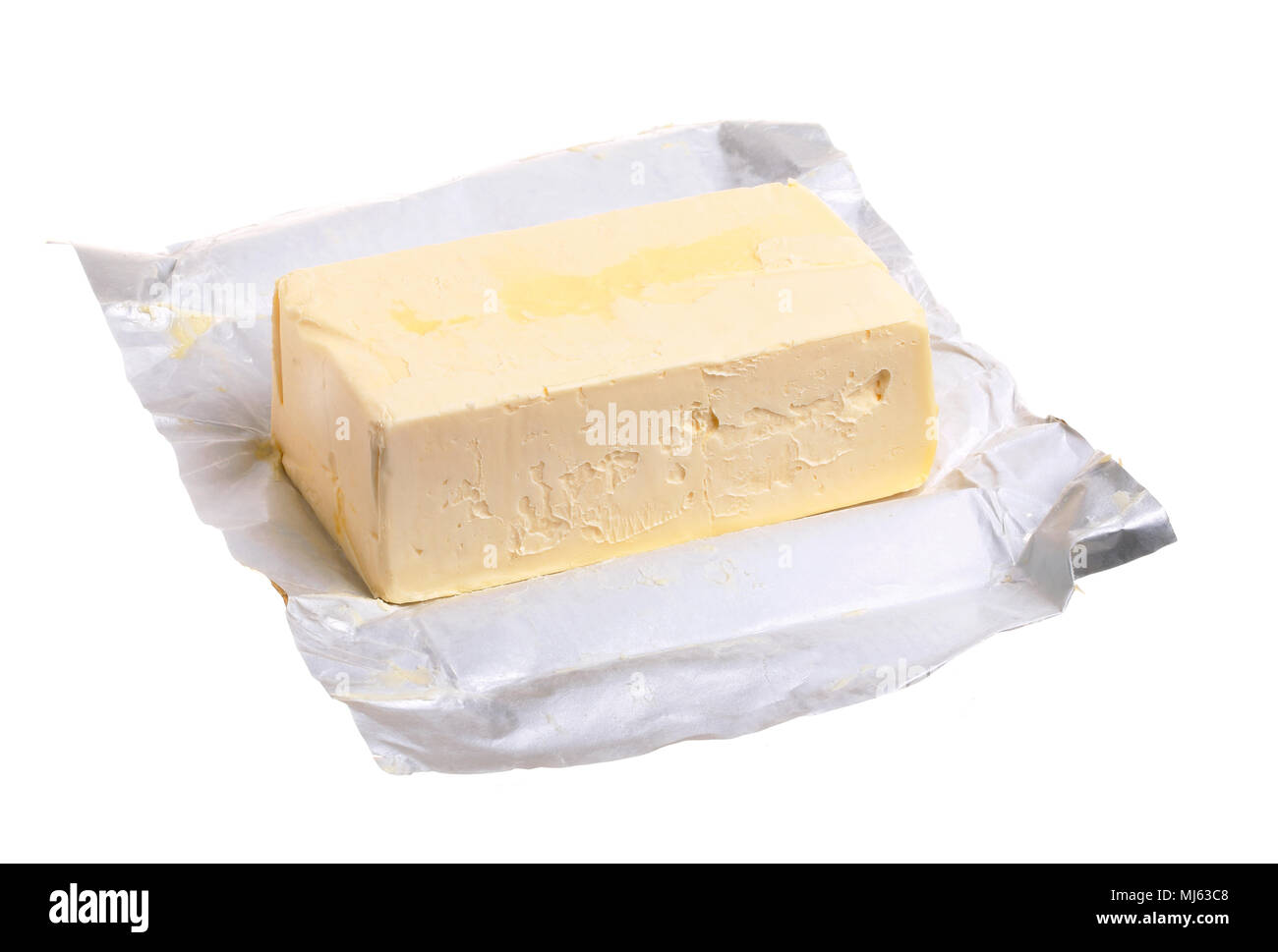 Un paquet de margarine 500 g c'est ouvert sur fond blanc. Banque D'Images